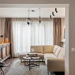 New High-end Designer 3br Apartment *